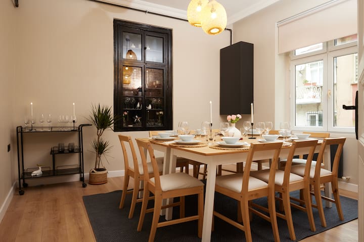 Spacious 6BR 3Bath AC in Center