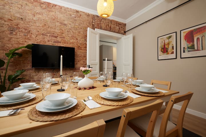 Spacious 6BR 3Bath AC in Center gallery image 3