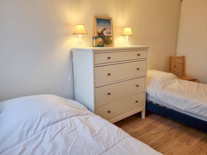 2 لتر 90x190. ليتيري سيمونز.
يتوفر سرير أطفال وفراش أطفال مع غطاء مرتبة. 