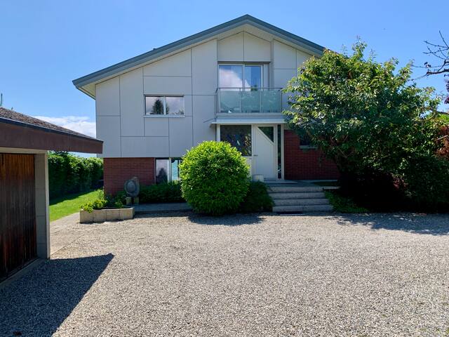 Gorgeous lakeside home ! gallery image 5