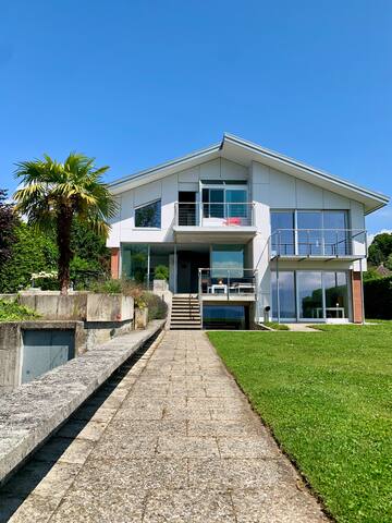 Gorgeous lakeside home ! gallery image 3