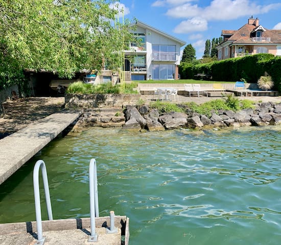 Gorgeous lakeside home !