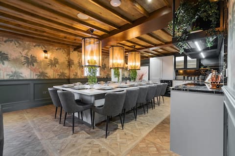 Popular Airbnb listing: 6* Private Beach Pool & Towers in Middleton