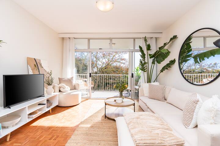 Spacious & Light Apartment in Green Point gallery image 3