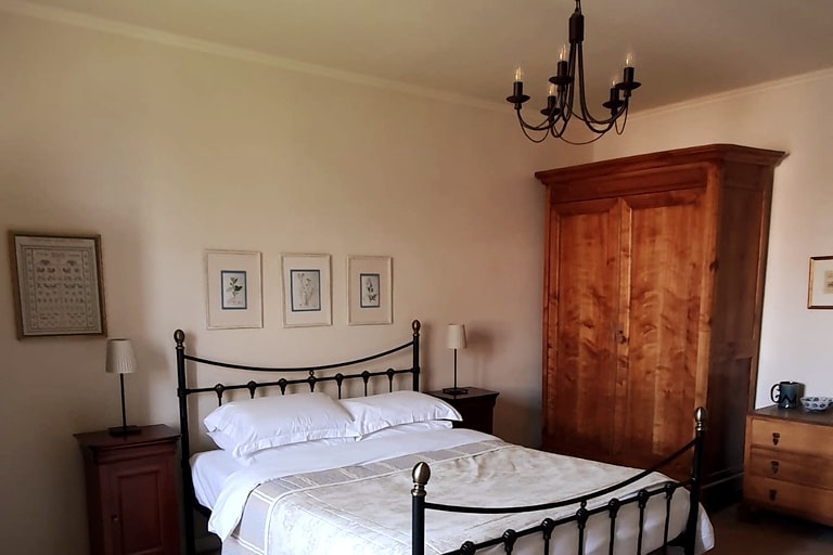 El dormitorio 3 también tiene una habitación individual adyacente y su propio baño con ducha.