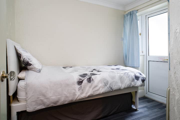 Cama plegable en el dormitorio 2