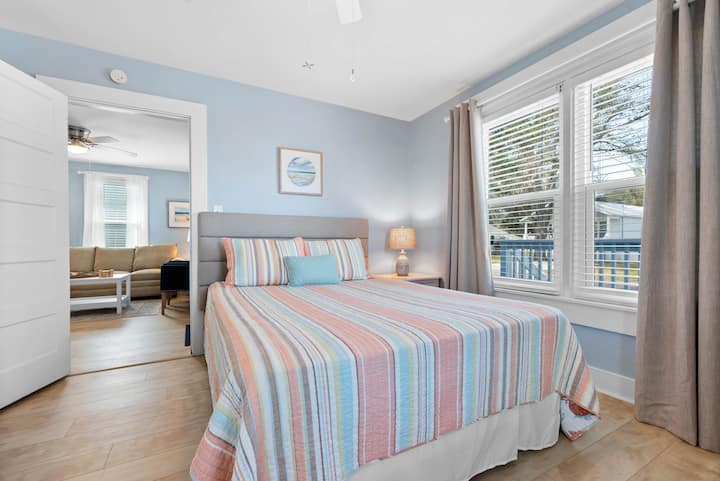 ממוקם מול הבית, בחדר השינה השלישי יש גם מיטת קווין סייז והוא ממוקם ממש ליד הסלון.  