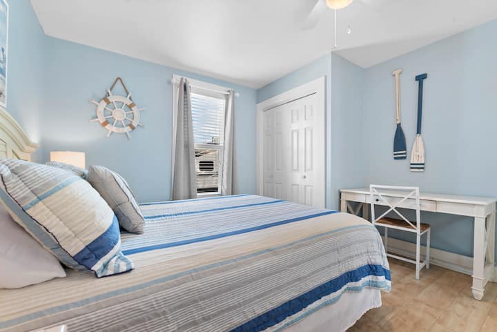 בחדר השינה השני יש גם מיטת קווין סייז ושולחן עבודה מרחוק או שיעורי בית!  