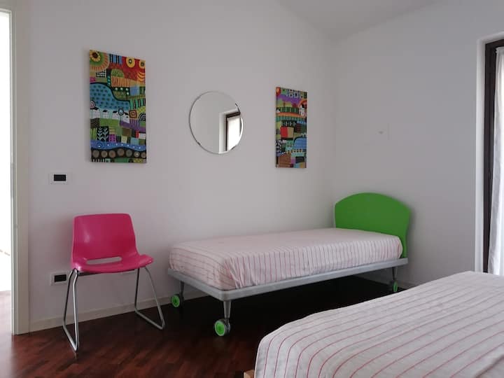 Dvojposteľová izba 2 s  jednolôžkom