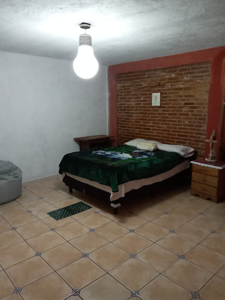 Ampia camera da letto con letto matrimoniale e bagno completo