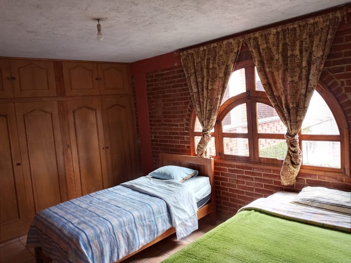 Splendida e illuminata camera da letto che si affaccia sul terrazzo al piano terra, ha un letto matrimoniale e un letto singolo 