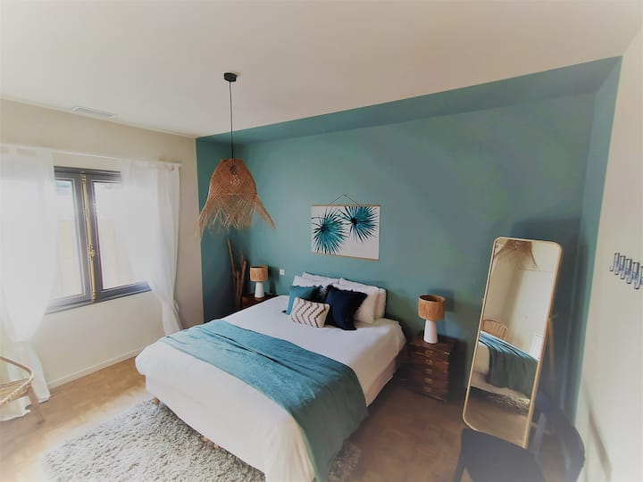 Hlavný apartmán s kúpeľňou so sprchovacím kútom a vlastným WC.
Skriňa a komoda.
Televízor