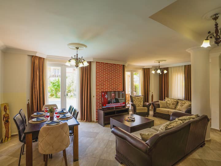 ÇAlış'ta Denize Sıfır 10 Kişilik Villa - Fethiye