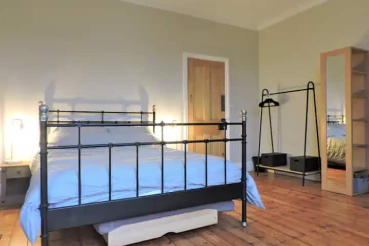 Las camas incluyen ropa de cama y ropa de cama que ya están configuradas a tu llegada.

Dormitorio con mucho espacio para guardar la ropa.