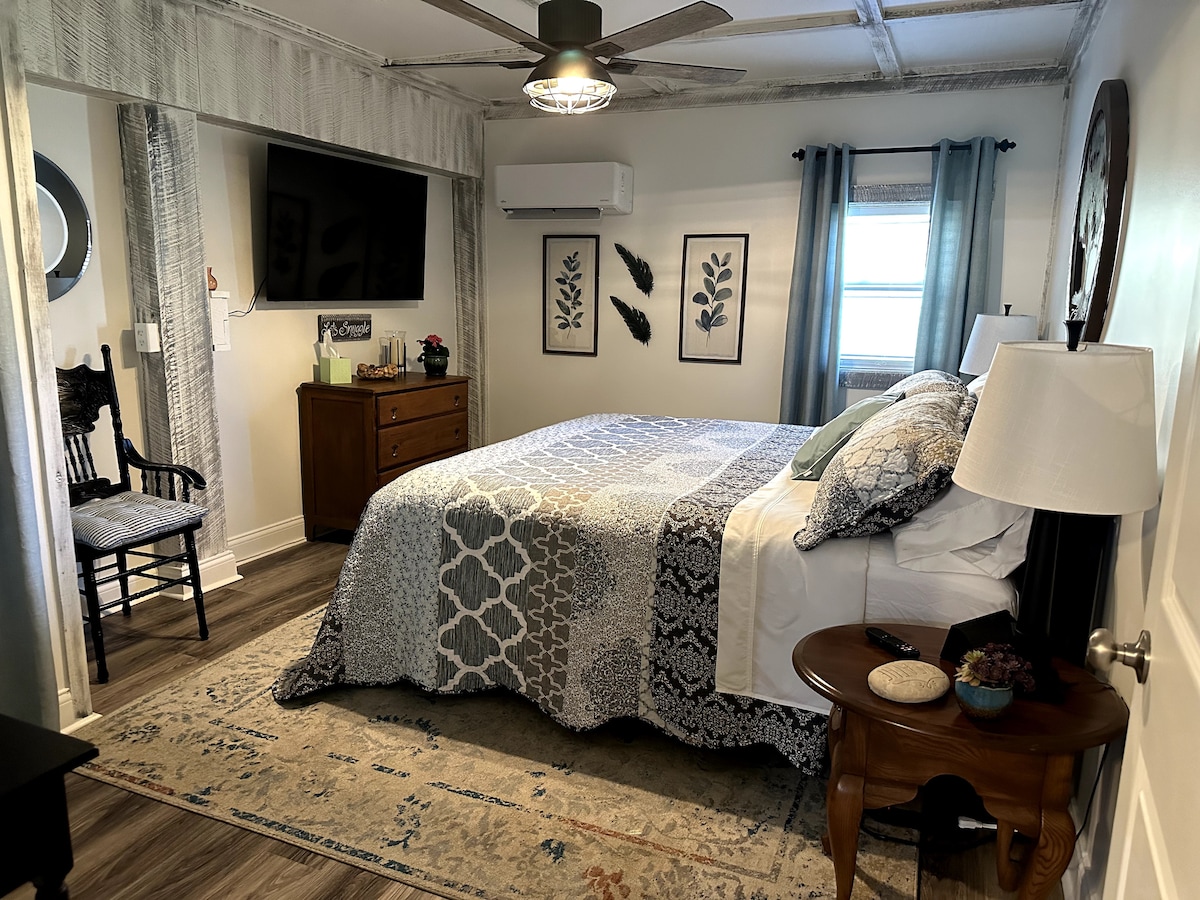 ห้องนอนพร้อมเตียงคิงไซส์และตู้เสื้อผ้า 