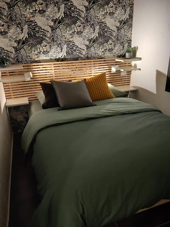 Тази стая се намира точно пред спалня 1, идеална за родители, които искат да отседнат близо до децата си, 
Бунгало, 140*200 спално бельо, скрин, гардероб, смарт телевизор, 
Легло, направено при пристигане