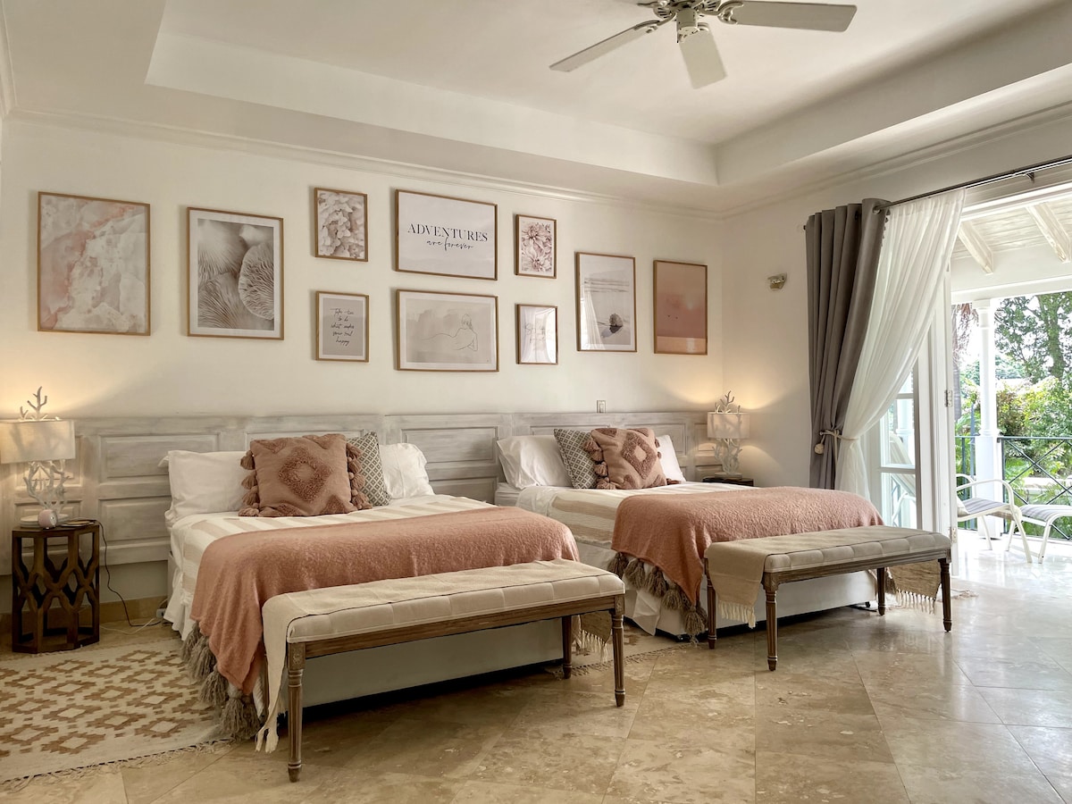 Na katu se nalazi prostrana spavaća soba s dva bračna kreveta, dva noćna ormarića i dvije noćne svjetiljke. Sa stropnim ventilatorom, susjednim balkonom i kupaonicom s WC-om.