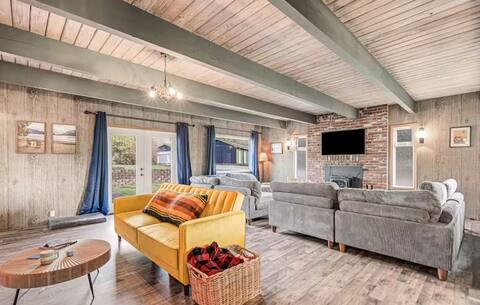 Hot Tub! Moby’s Beachhouse Sleeps 11, Dog Friendly