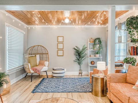 Top Airbnb: Green Cottage - boho chic getaway in Conway