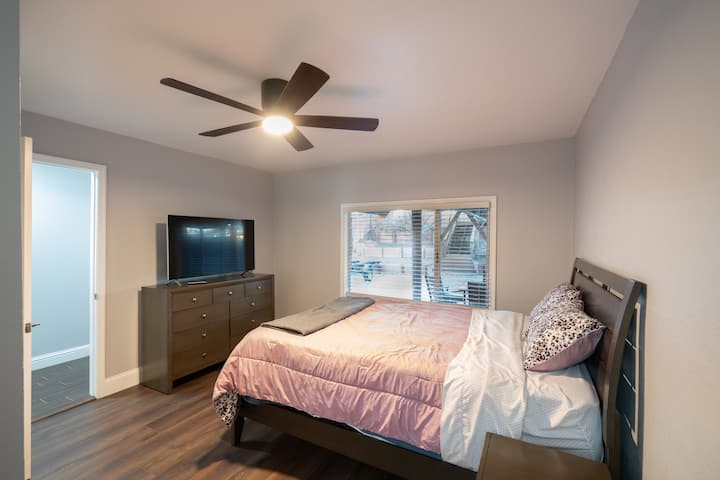 Dhoma e gjumit në katin e parë ofron një krevat të rehatshëm me madhësi mbretërore me pamje nga oborri, së bashku me një komodinë dhe një televizor, duke ofruar një pushim të rehatshëm brenda një çlodhjeje të lehtë në natyrë.