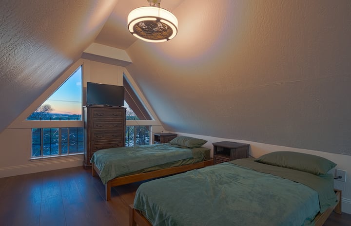 Lofti në katin e sipërm ka 4 krevate dopio që ofrojnë një sistemim të përshtatshëm për fëmijë me një televizor, komodinë dhe një pamje piktoreske me pamje nga përpara, duke krijuar një hapësirë të rehatshme dhe tërheqëse.