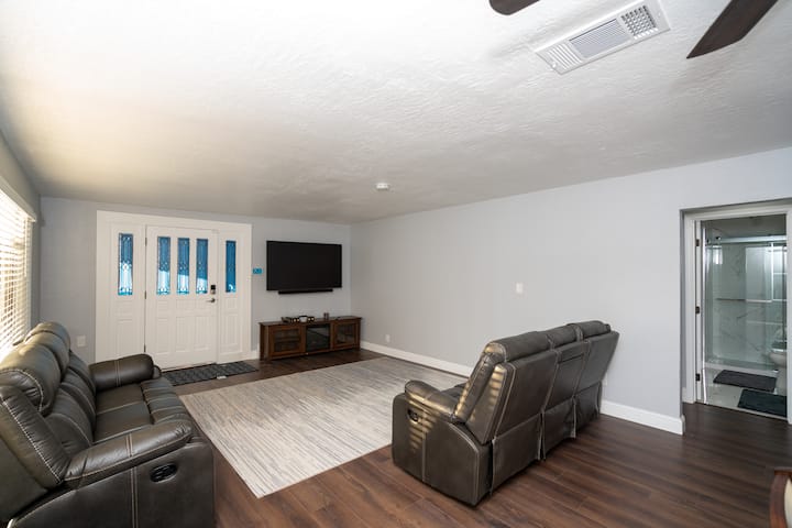 Dhoma e dytë e ndenjjes e nivelit më të ulët ka divane me dalje, një televizor dhe një banjë të kompletuar për më shumë lehtësi.