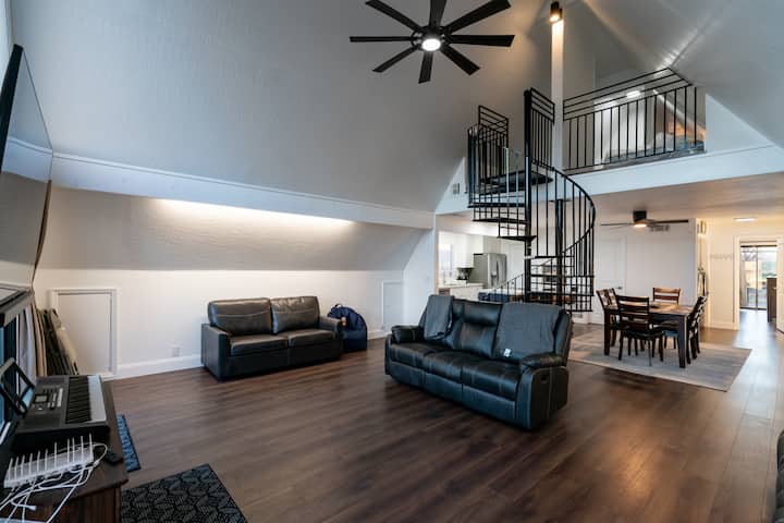 Hapësira e banimit e nivelit të sipërm përmban divane me dalje, një shkallë spirale unike dhe një zonë lojërash ngjitur të kompletuar me një tavolinë pokeri dhe një arkadë retro Pac-Man, të përsosura për argëtim dhe çlodhje.