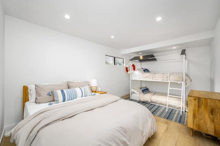 一楼卧室，带套内卫生间。  一套标准双人床和一套双层床（单人床） 