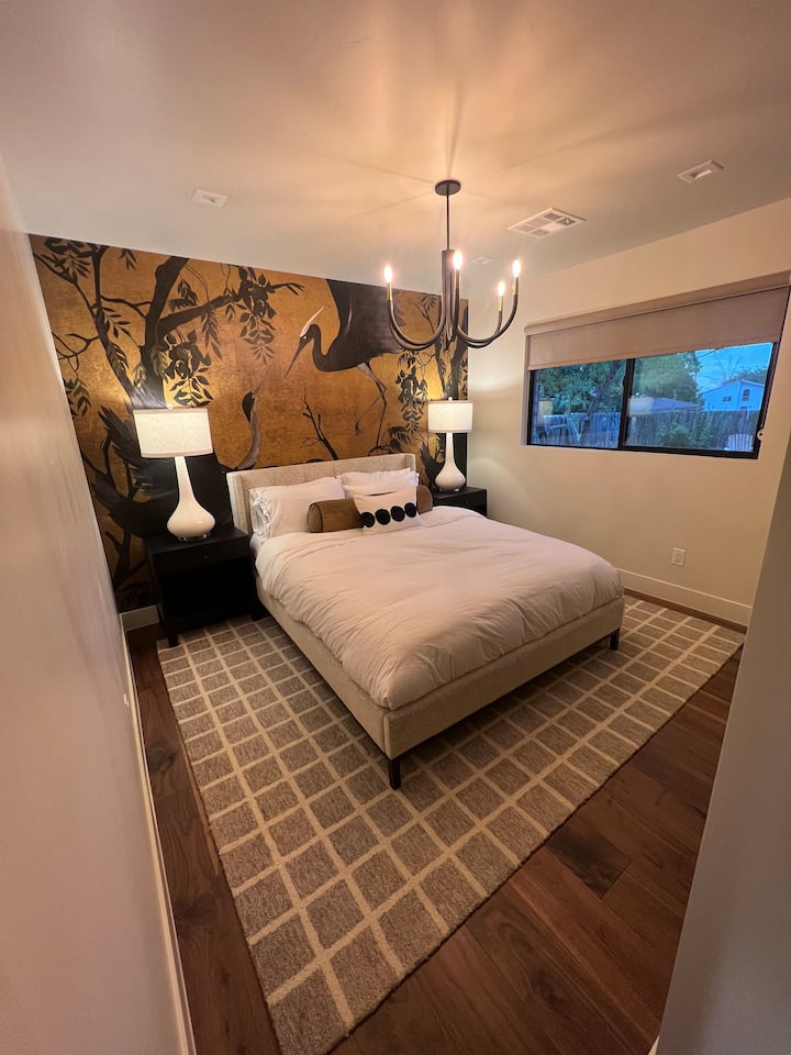 Втора спалня с двойно легло и прилежаща баня. Вана/душ 