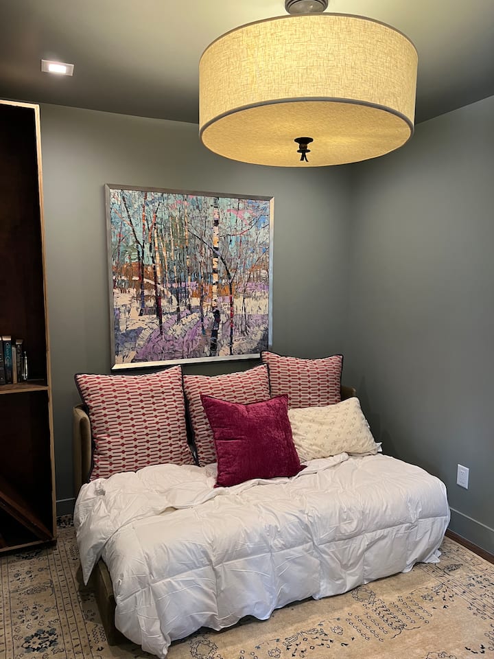 Спалня и офис. 
Легло с 2 отделни легла за едно лице 