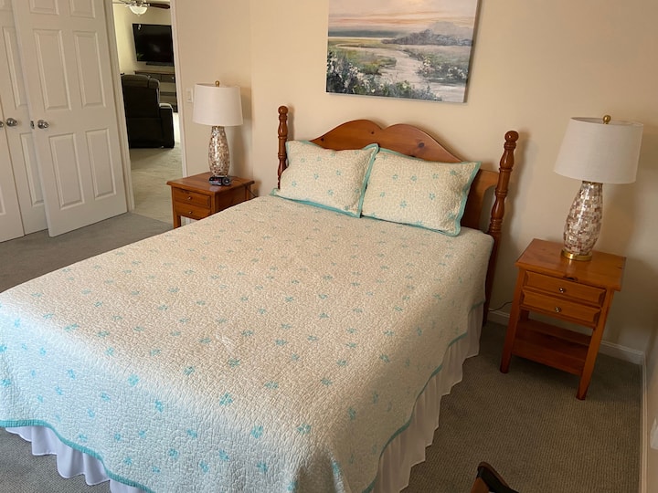 غرفة نوم أصغر ولكنها مبهجة مع منبه ومنافذ يو إس بي.