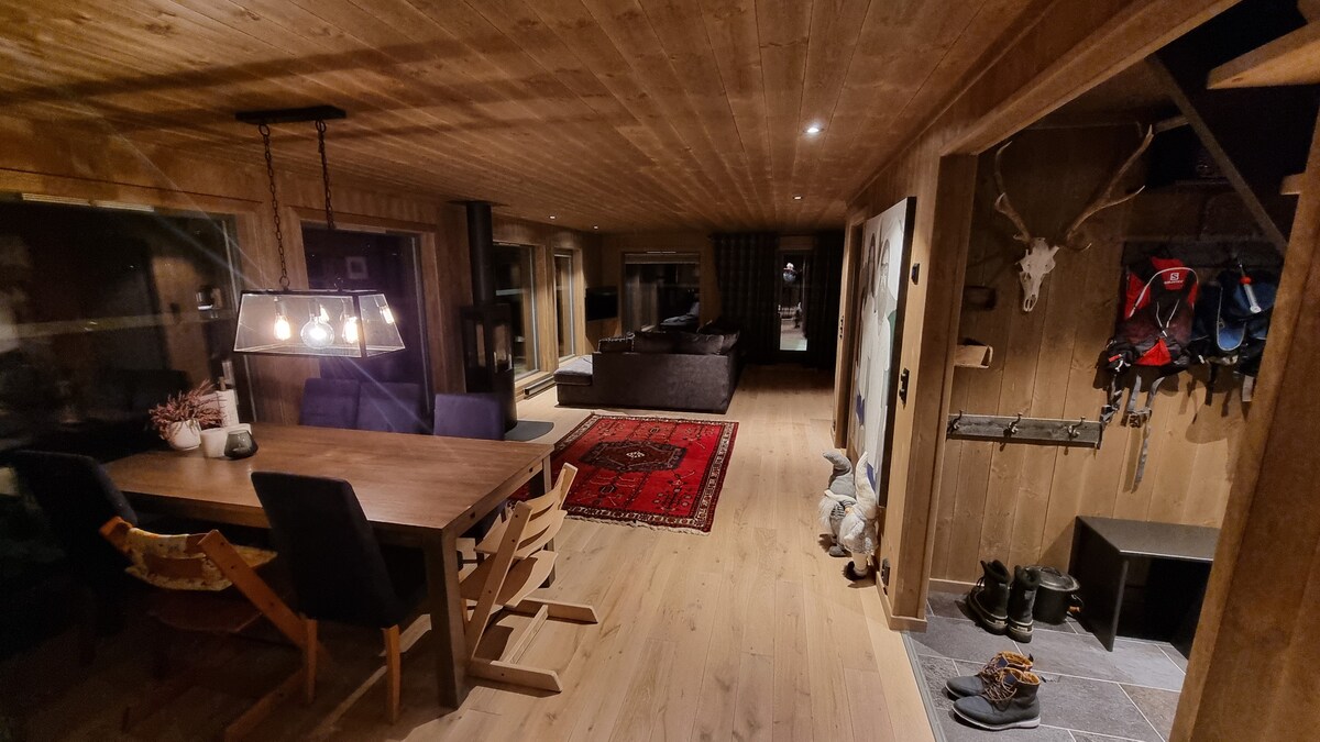 phòng ăn ở phía trước, hành lang bên phải