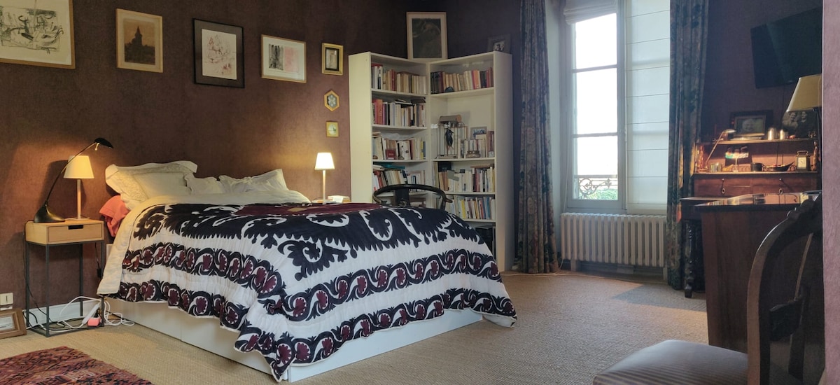 Velika dvokrevetna soba s bračnim krevetom i prostorom za odlaganje odjeće te kupaonica s WC školjkom 