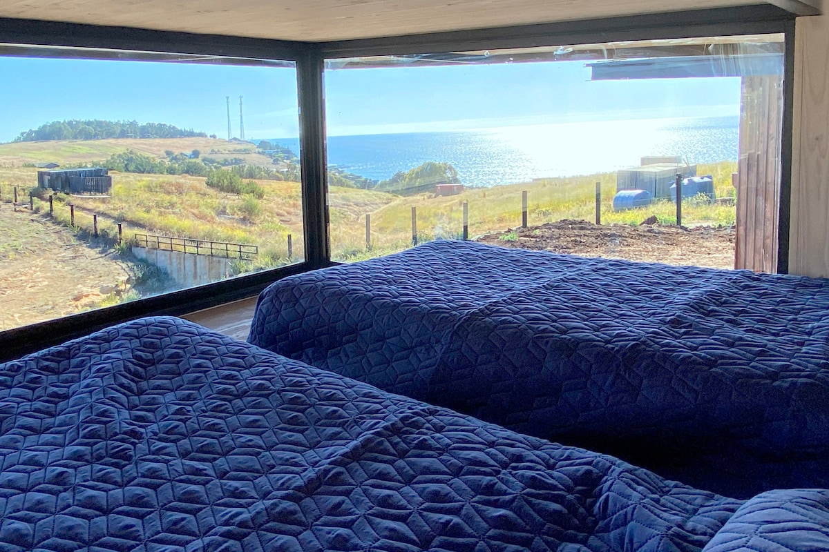 הנכס הזה הוא לופט/עליית גג בגובה 1.5 מטר. זה לא חדר שינה מלא, אבל זו אפשרות מצוינת למקום לינה נוסף. הכניסה אליו היא דרך המדרגות הממוקמות בסלון - פינת האוכל