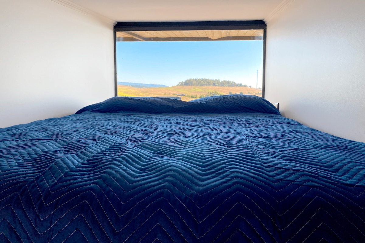 הנכס הזה הוא לופט/עליית גג שנייה, הוא גבוה יותר ב-1.5 מטר. זה לא חדר שינה, אבל זו אפשרות נהדרת לאירוח נוסף. גישה דרך גרם מדרגות ליד השולחן/תחנת העבודה