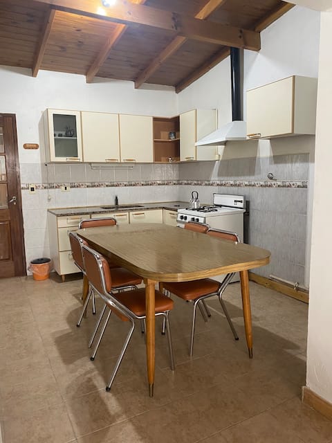 Anuncio de Airbnb popular: House for four people. en Partido De Tres Arroyos