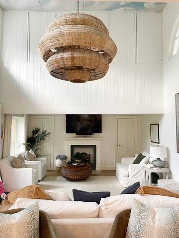 Central luxury family home gallery image 2