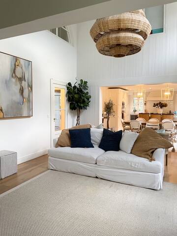 Central luxury family home gallery image 3