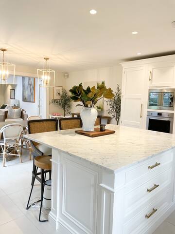 Central luxury family home gallery image 5