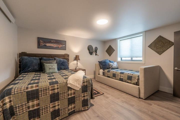 SPÁLŇA č.6: Táto spálňa na prízemí má MANŽELSKÚ posteľ, ktorá je dostatočne priestranná pre dvoch dospelých, ale deti (a deti v srdci) si užijú tému rybárskej izby s oddelenou posteľou a posteľou Trundle pod oddelenou posteľou. Kúpeľňa č.5 je cez chodbu.