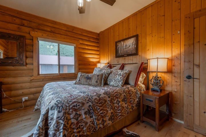 SPÁLŇA č.4: Priestranná spálňa s manželskou posteľou QUEEN a motívom Moose.  Kúpeľne č.2 sú vzdialené len štyri kroky od dverí.