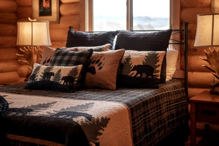 SPÁLŇA č.3:  MANŽELSKÁ POSTEĽ s DETSKOU POSTIEĽKOU a výhľadom na hory z 2 okien v izbe s tematikou medveďa. Kúpeľňa č.3 je vzdialená len 5 krokov cez chodbu. V skrini nájdete vybavenie pre bábätká a batoľatá, ako je balíček na hranie a vysoká stolička.