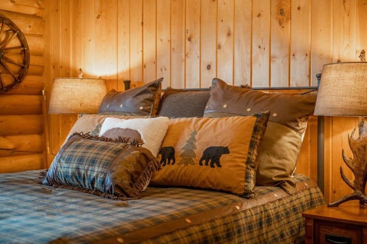 Lovecká miestnosť: Priestranná spálňa s manželskou posteľou