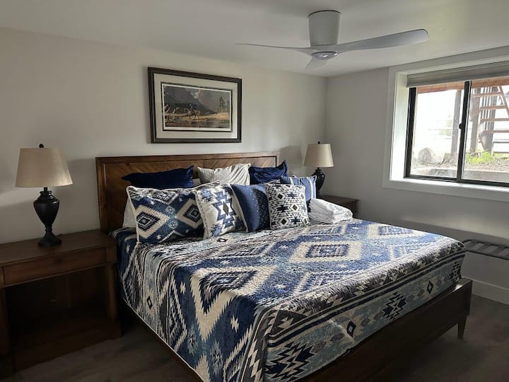 SPÁLŇA č.2:  DRUHÁ MANŽELSKÁ POSTEĽ KING v dome, ale táto je na prízemí.  Spálňa má výhľad na pohorie Gallatin z okna a je vzdialená len 3 kroky cez chodbu od 4. kúpeľne.