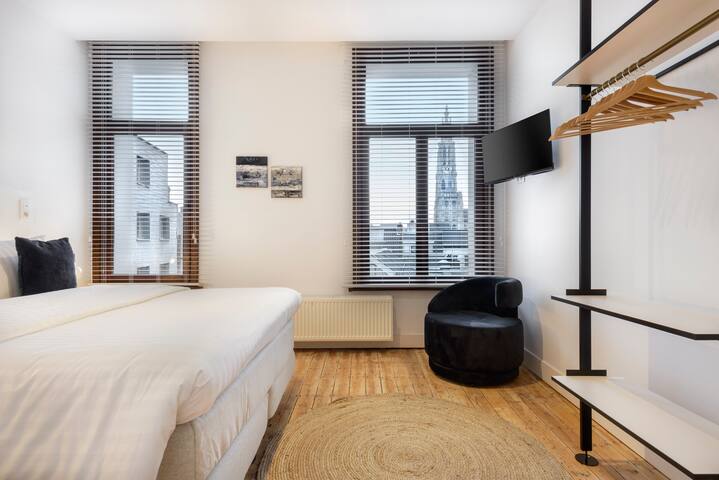 Beautiful Antwerp City Apartment (up to 9 Guests) gallery image 4