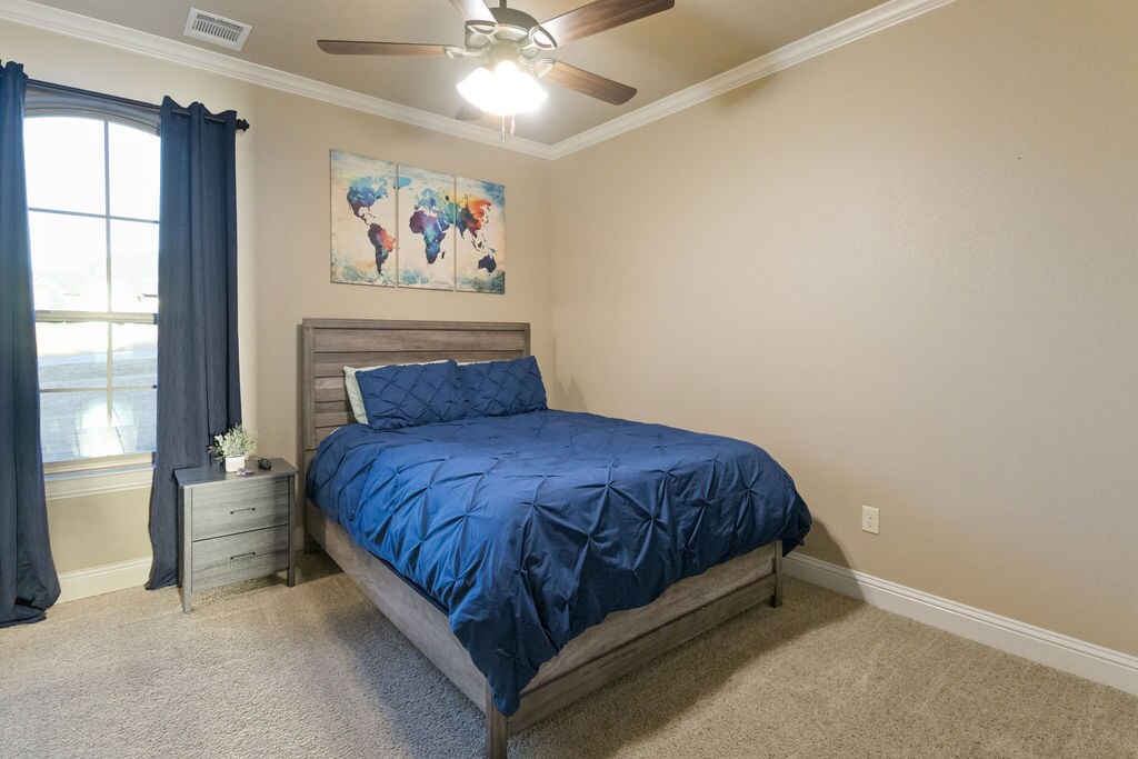 Tìm sự thoải mái trong phòng ngủ Queen yên bình này, một nơi thanh bình để nghỉ ngơi với tất cả sự thoải mái như ở nhà.