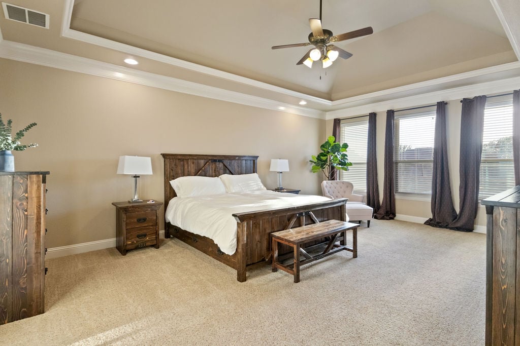 Tận hưởng sự sang trọng trong phòng chính, một khu bảo tồn yên bình với bộ đồ giường xa hoa và một thư viện riêng, lối thoát của bạn vào sự thoải mái và văn học.