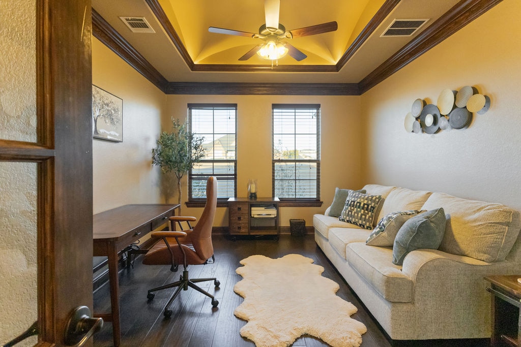 Văn phòng đa năng này có giường sofa Queen kết hợp năng suất và thư giãn trong một không gian tinh tế.