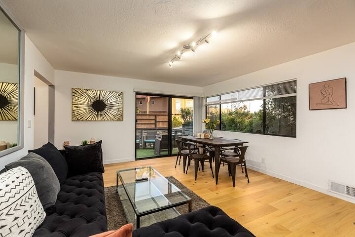 Quaint 2 Unit Home Steps from the Beach w/ Spas gallery image 5