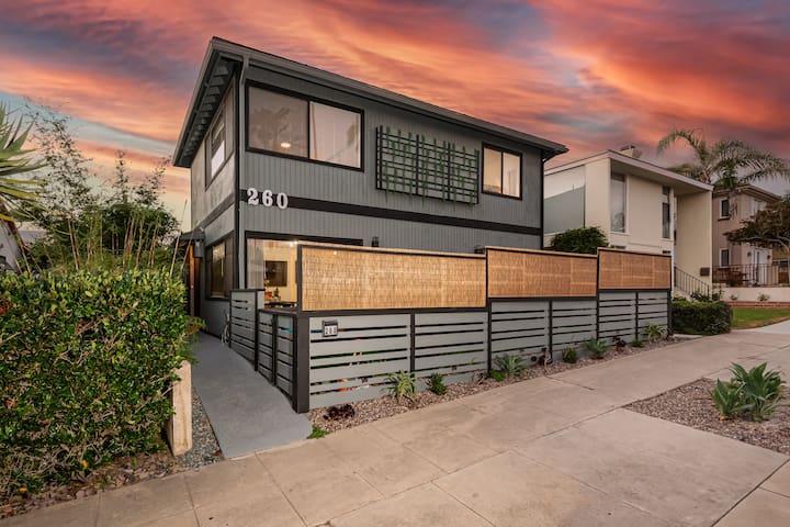 Quaint 2 Unit Home Steps from the Beach w/ Spas